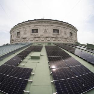Foto der Photovoltaik-Anlage auf dem Dach des Theaters